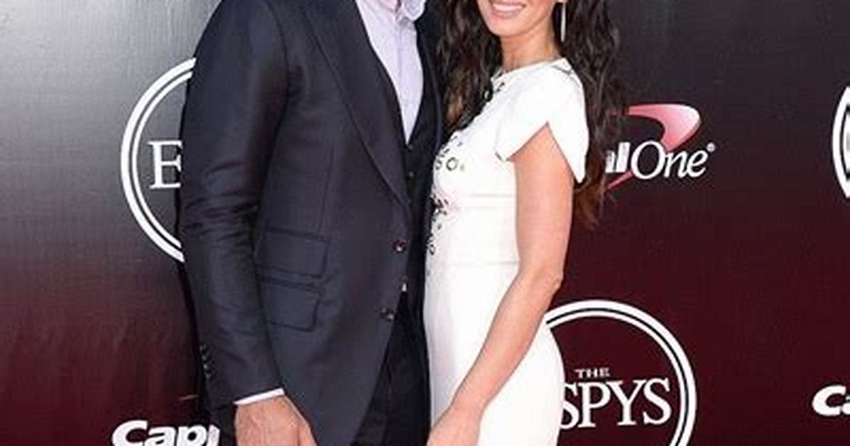 Aaron Rodgers Height, Weight, Age, Girlfriend, Family, Facts, Biography